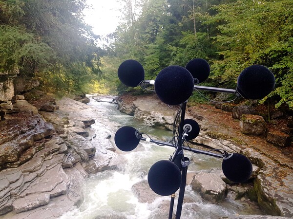 Mikrofon-Array bei Flussbett © Martin Rieger